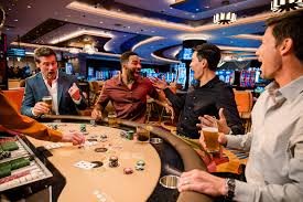 Antarmuka aplikasi wahyu4d menampilkan permainan blackjack dealer langsung dan opsi navigasi